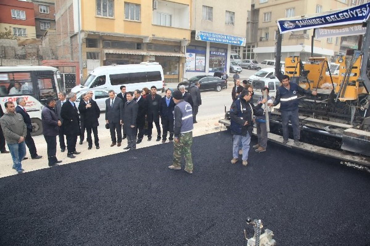 Şahinbey Belediyesi Özdemirbey Caddesinde Asfaltlama Çalışmasına Başladı