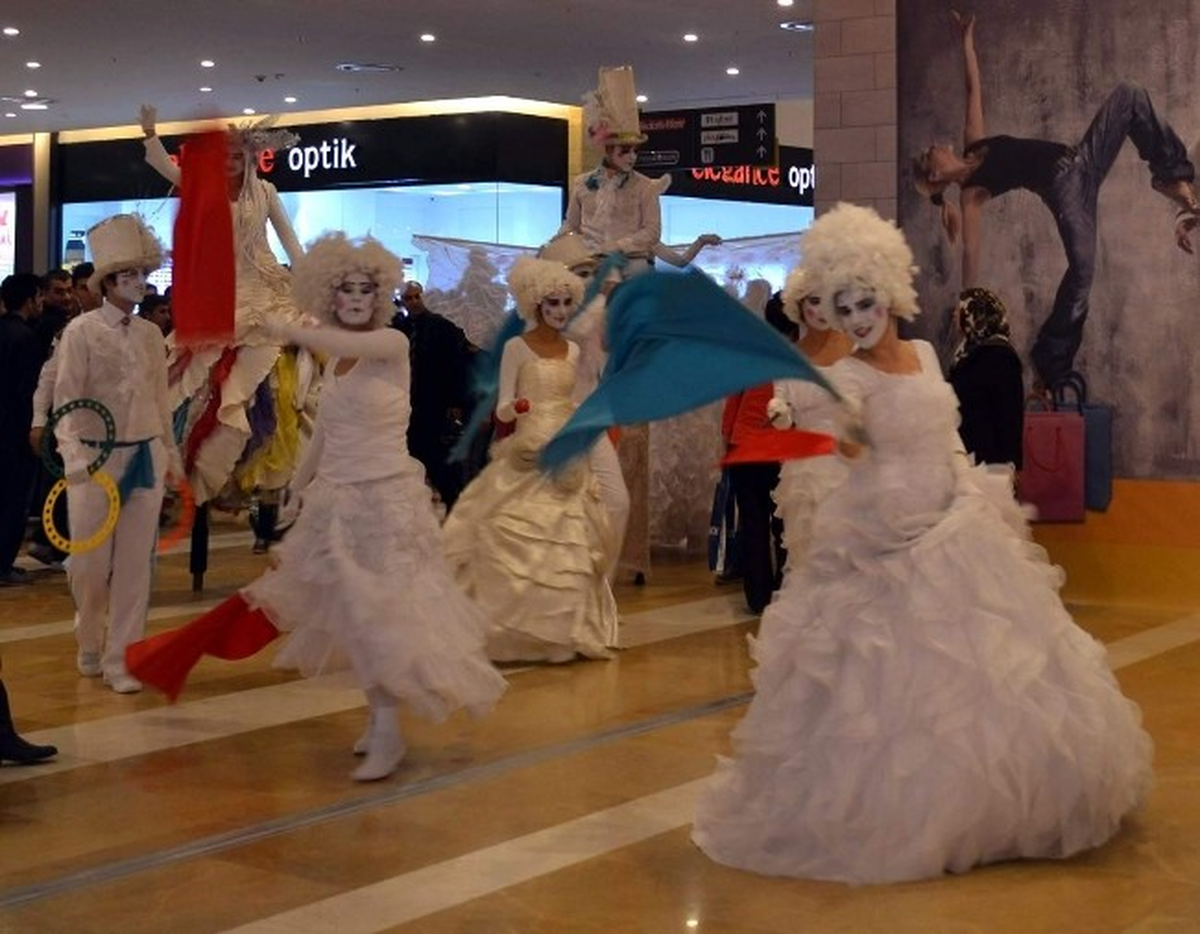 Şanlıurfa Piazza\'da Karnaval Coşkusu