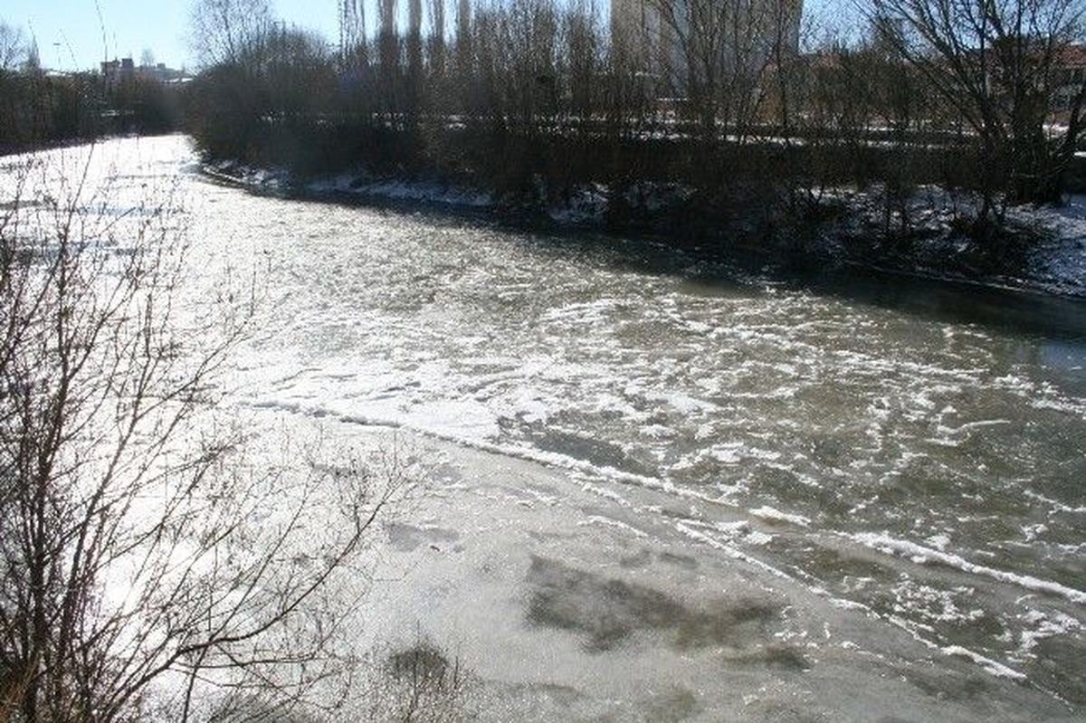 Soğuk hava dolayısıyla Kars Çayı kısmen dondu