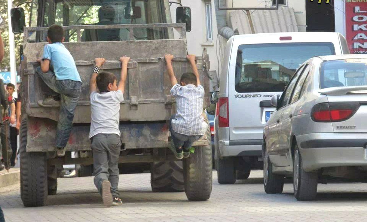 Sokak Müdavimlerinin Tehlıkelı Oyunu