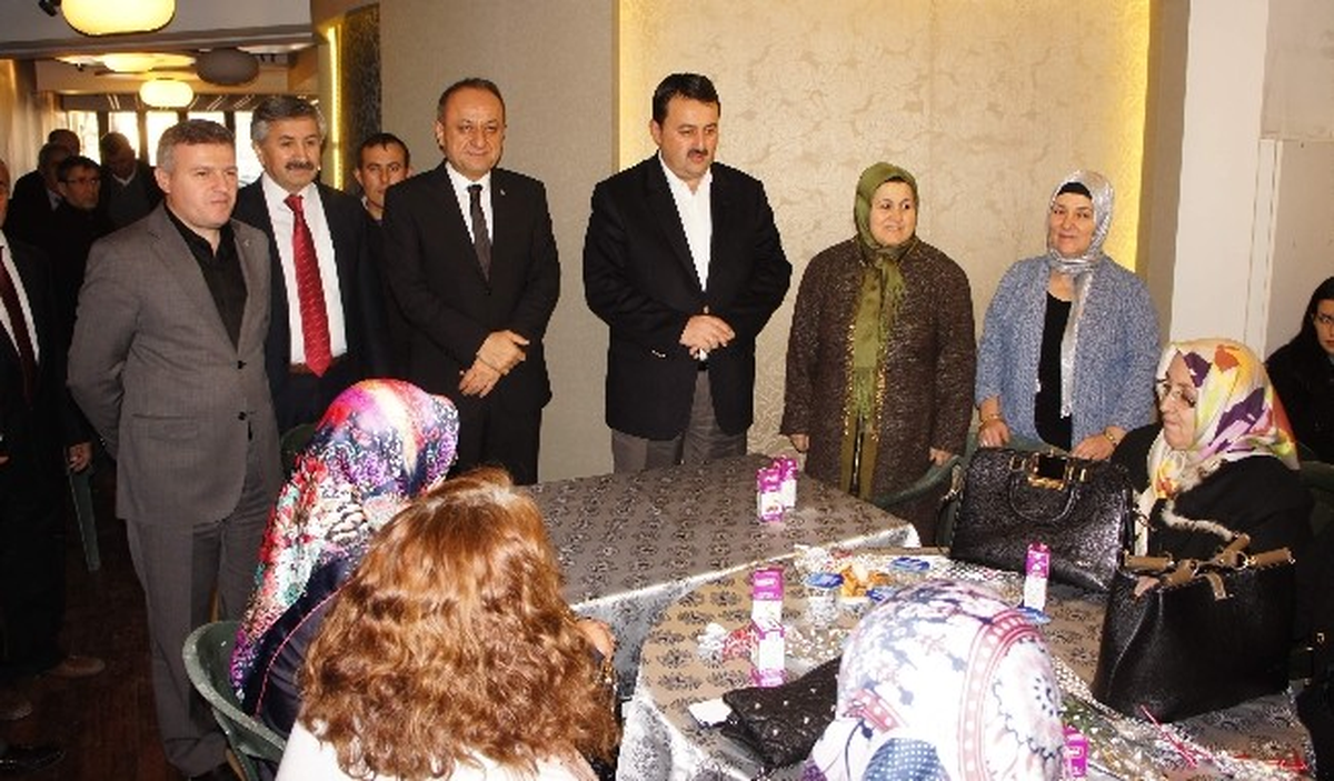 AK Parti\'den Aday Adayı Babaş, Kadınlara Karanfil Dağıttı