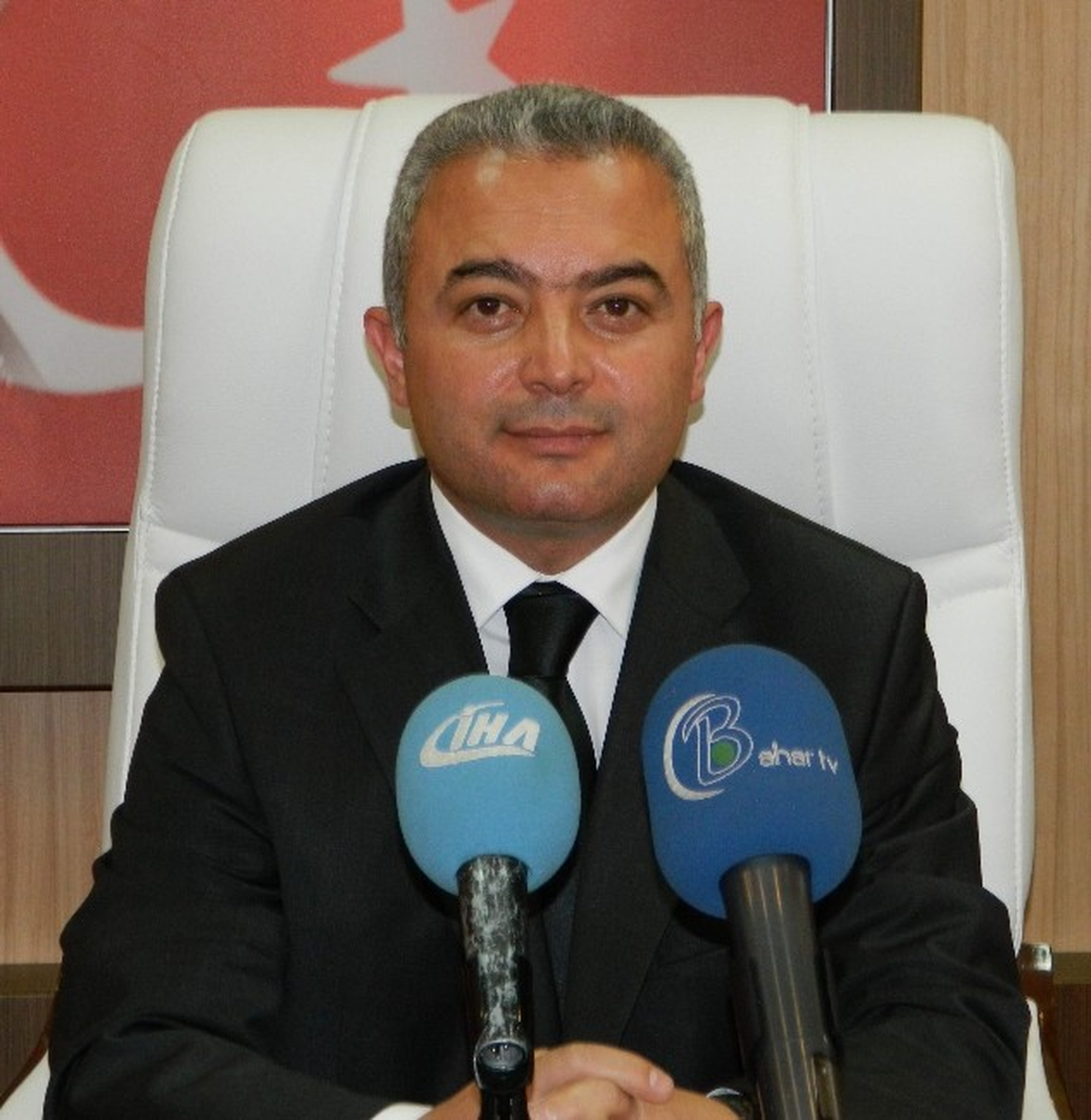 Turan, Dünya Gönüllüler Günü\'nde Mehmet Tekerlek\'e Plaket Verdi