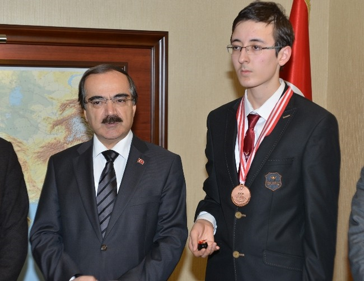 Vali Coş Matematik Olimpiyatları Üçüncüsü Ayan\'ı Kabul Etti