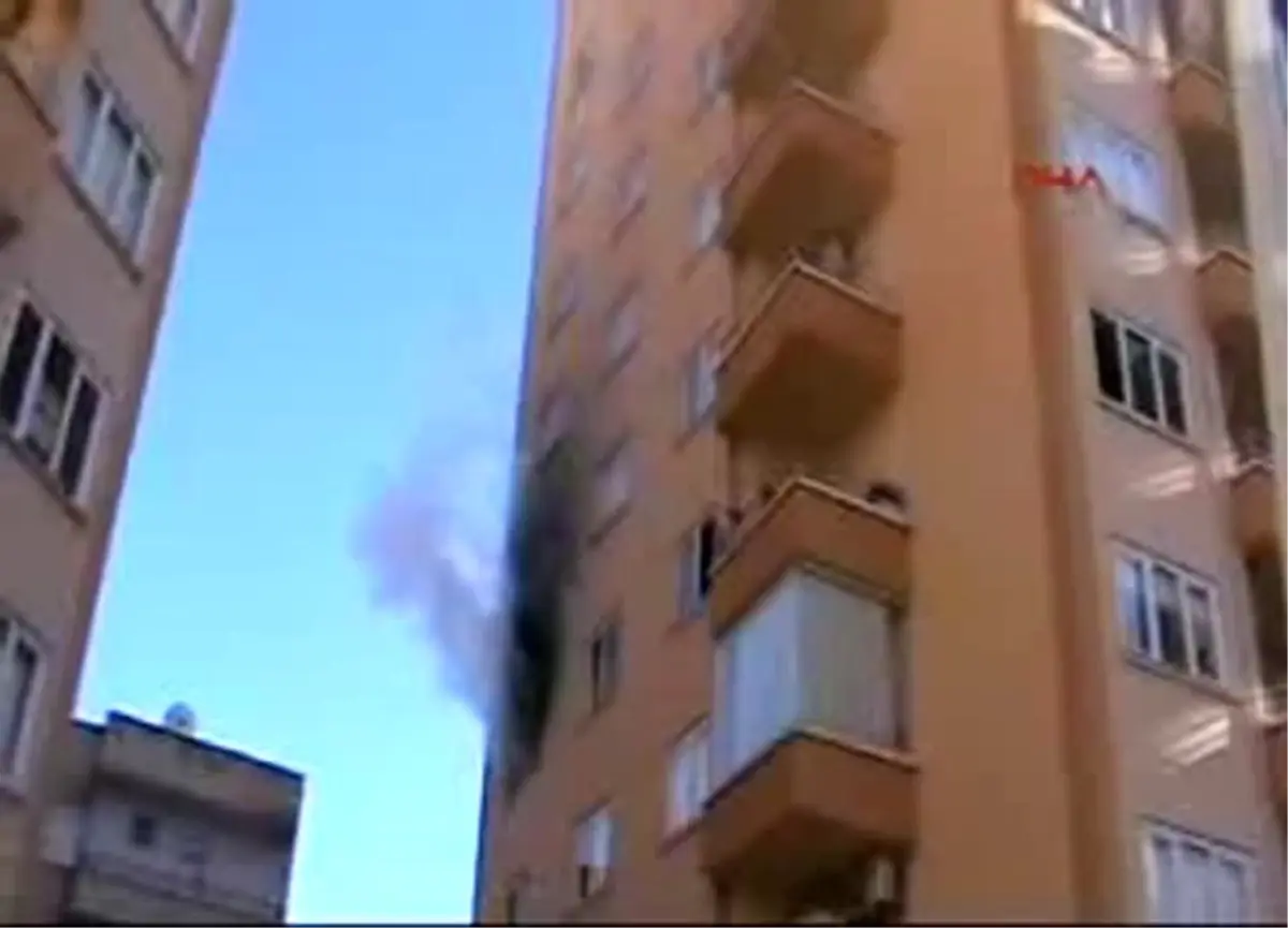 Mezitli\'de Yangında Mahsur Kalanları İtfaiye Kurtardı