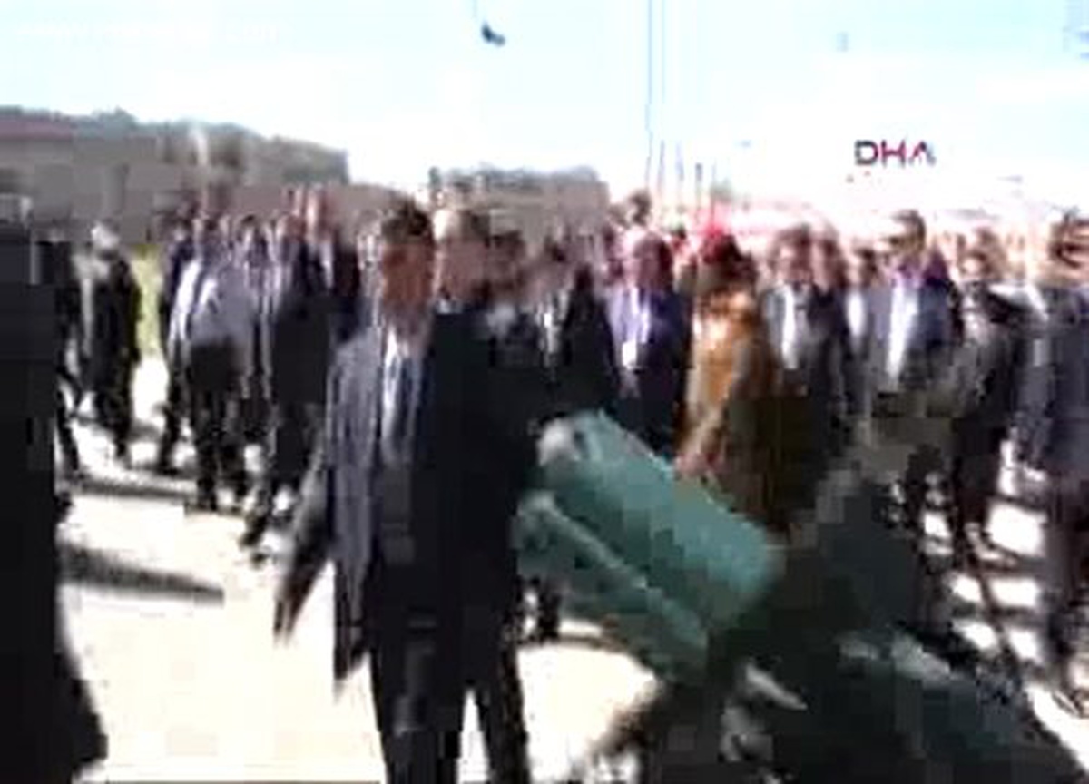 Yemen\'de Savunma Bakanlığı\'na Saldırı... Ölenlerin Sayısı 25\'e Yükseldi