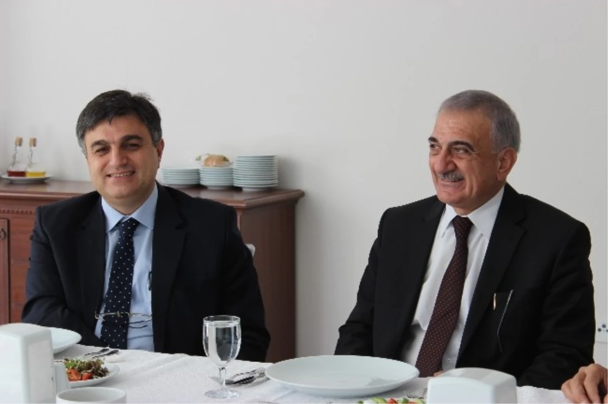 YÖK Başkanı Çetinsaya KKTC Milli Eğitim Bakanı Arabacıoğlu ile Yemekte Bir Araya Geldi