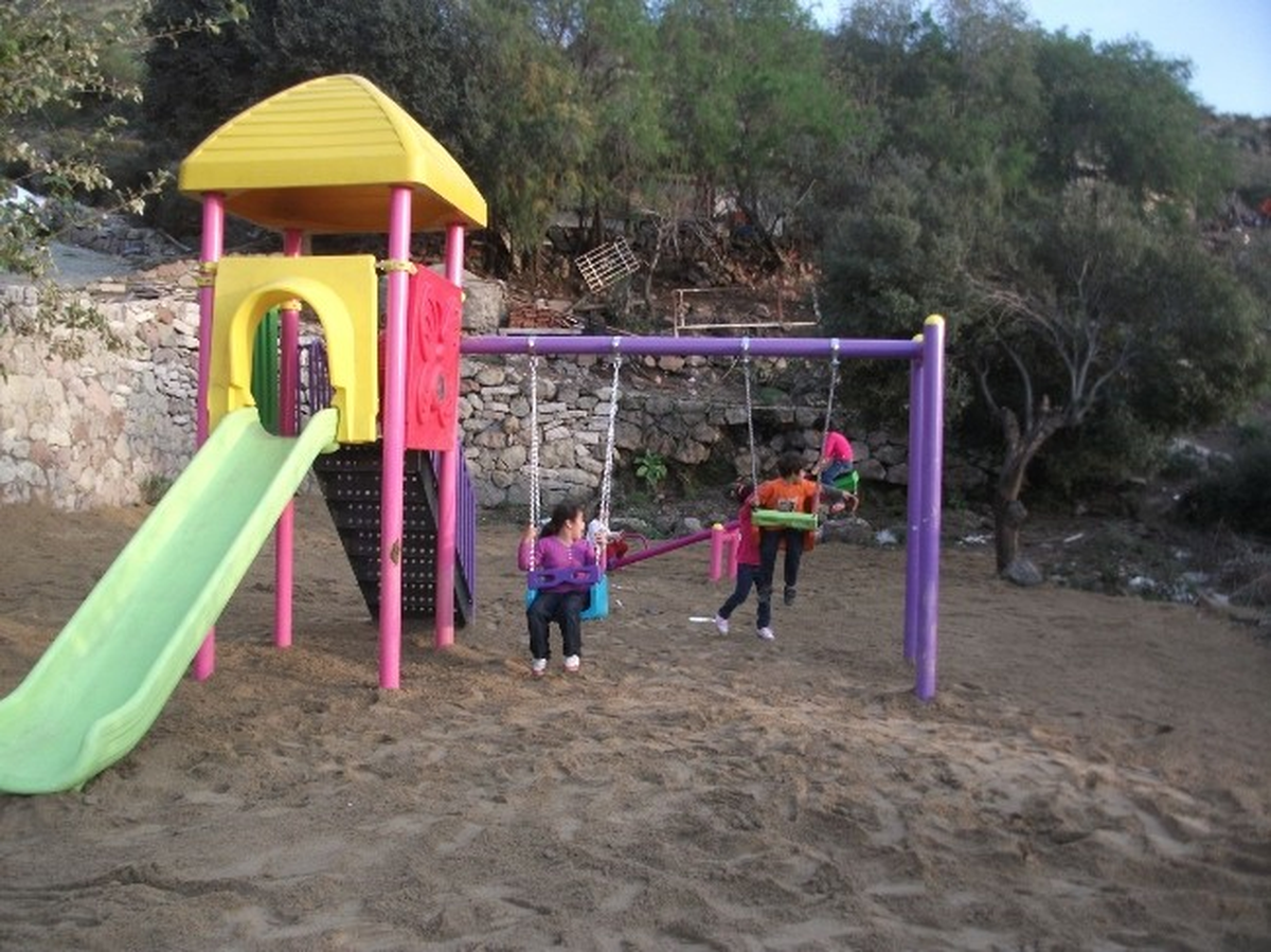 Yukarı İslamhaneleri\'ne Bir Günde Çocuk Parkı Yapıldı