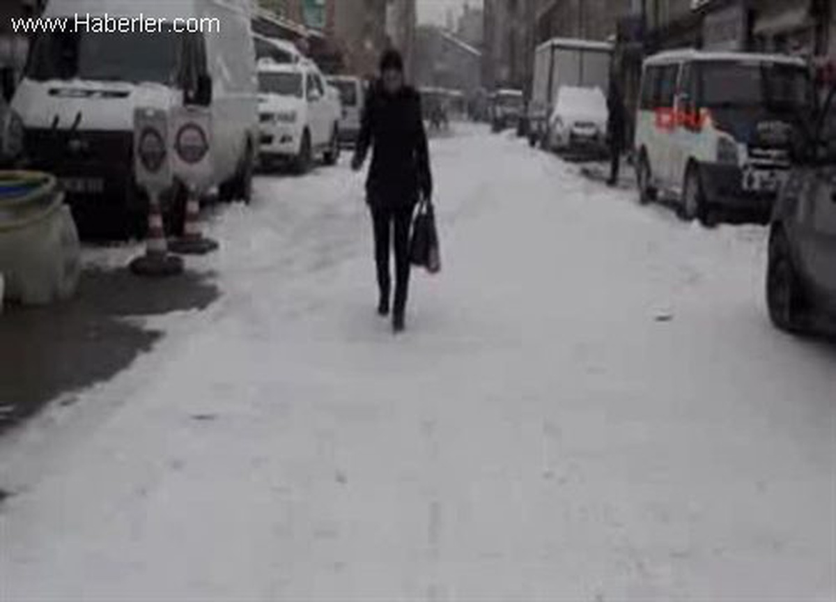 Yüksekova ve Şemdinli de Beyaza Büründü
