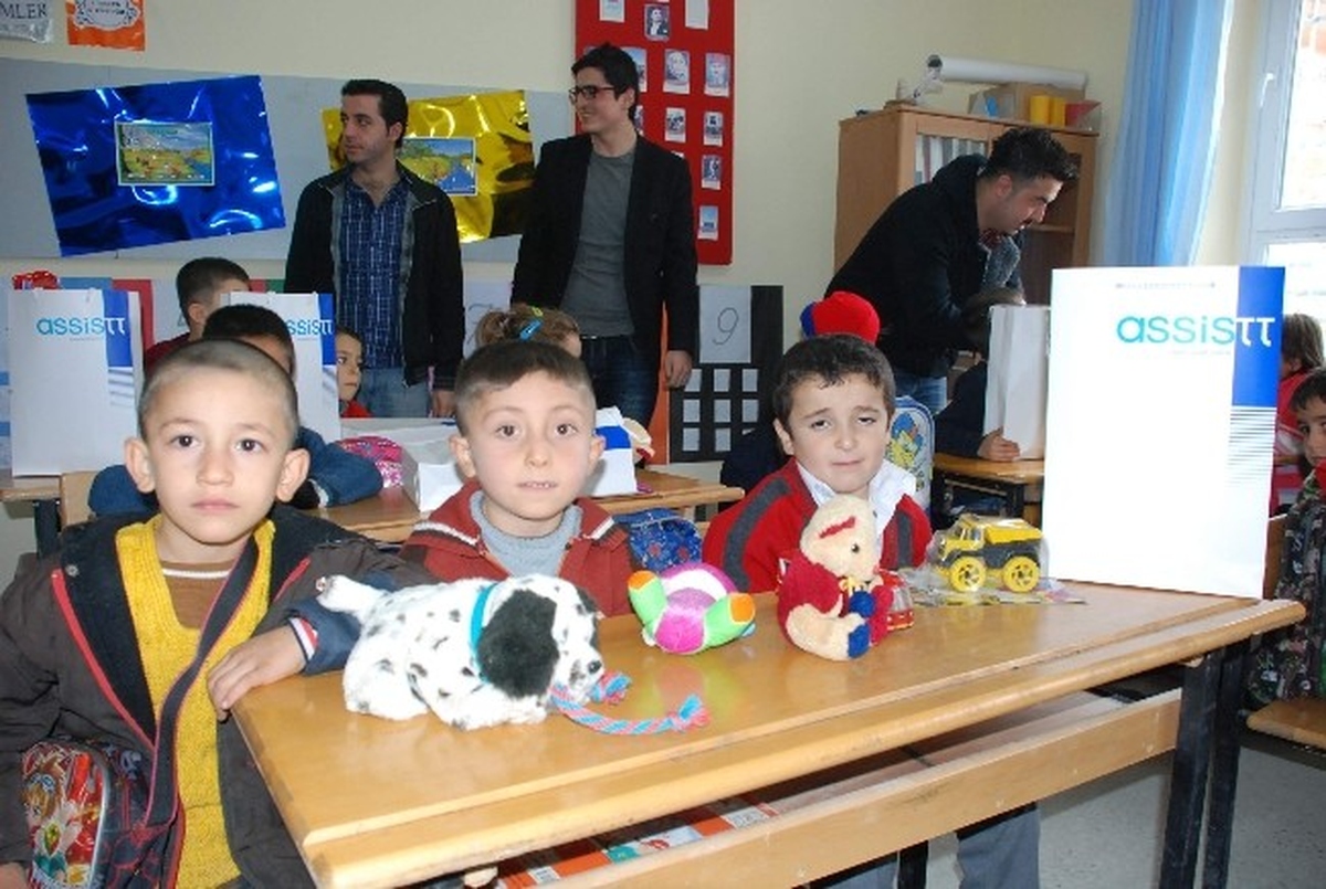 182 Çağrı Merkezi Çalışanlarından Öğrencilere Yardım