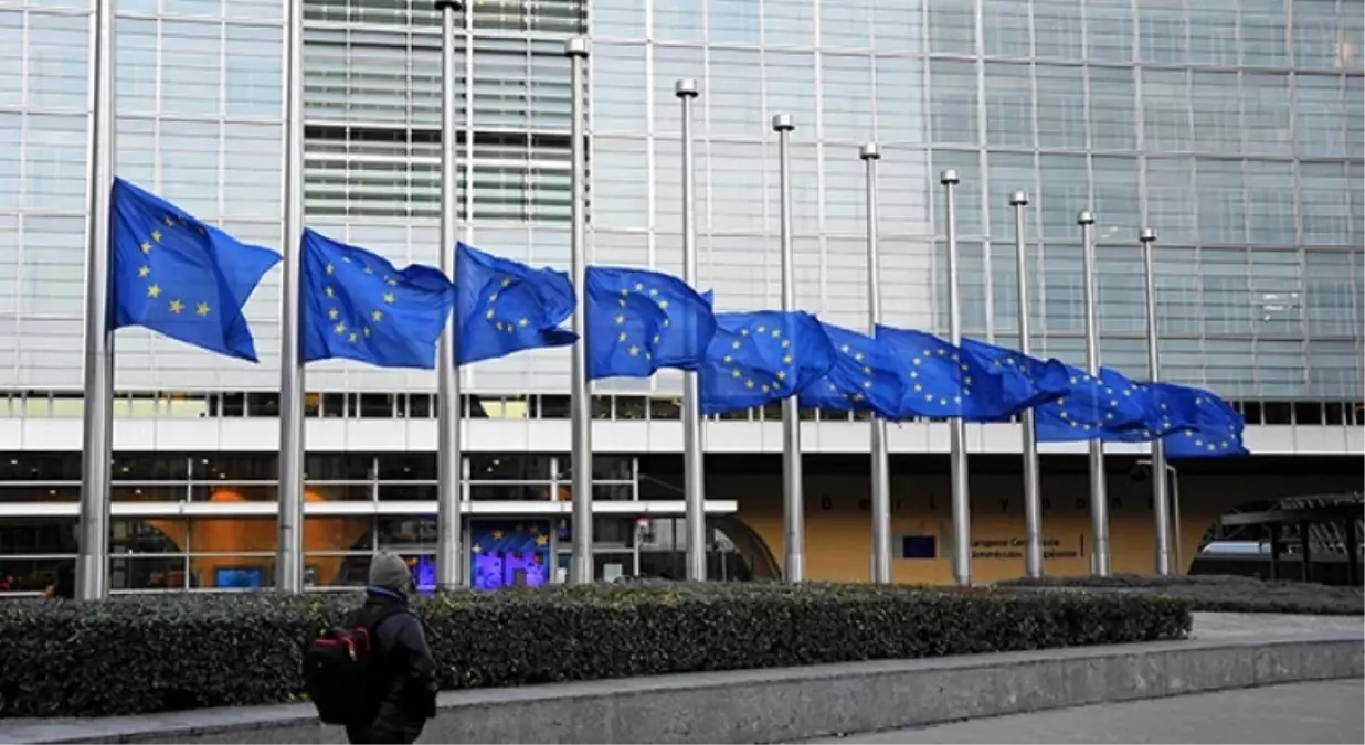 AB Bayrakları, Mandela\'nın Ölümüyle Yarıya İndirildi