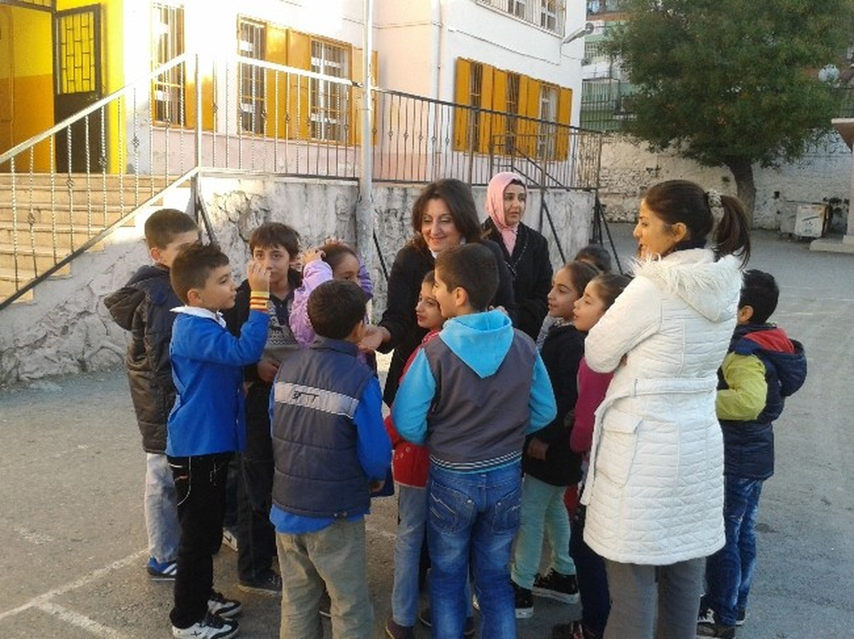 Ak Partili Tozan, Minik Öğrencileri Sevindirdi