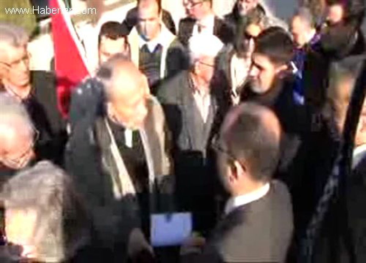 AKP Önünde Polis Müdürüne Şehit Annesinden Şefkat Tokatı