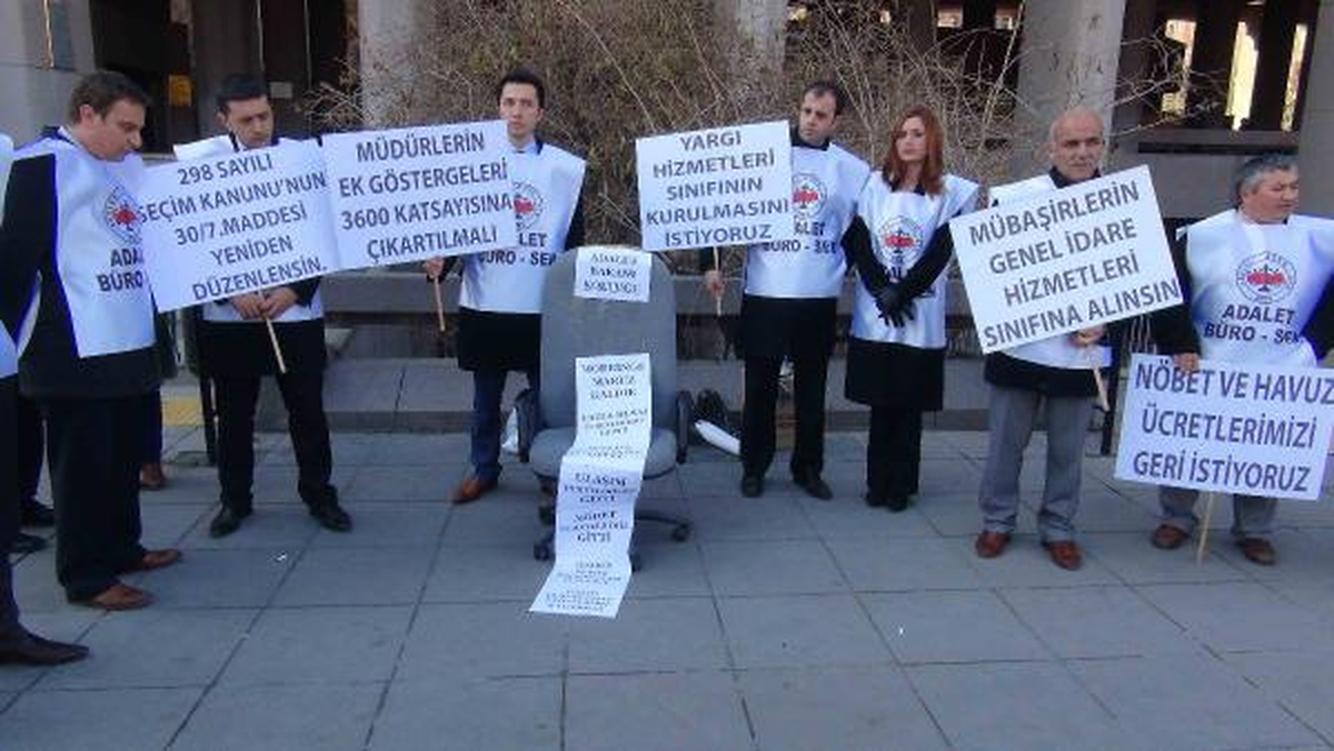 Ankara Adliyesi Önünde Koltuk Yaktılar