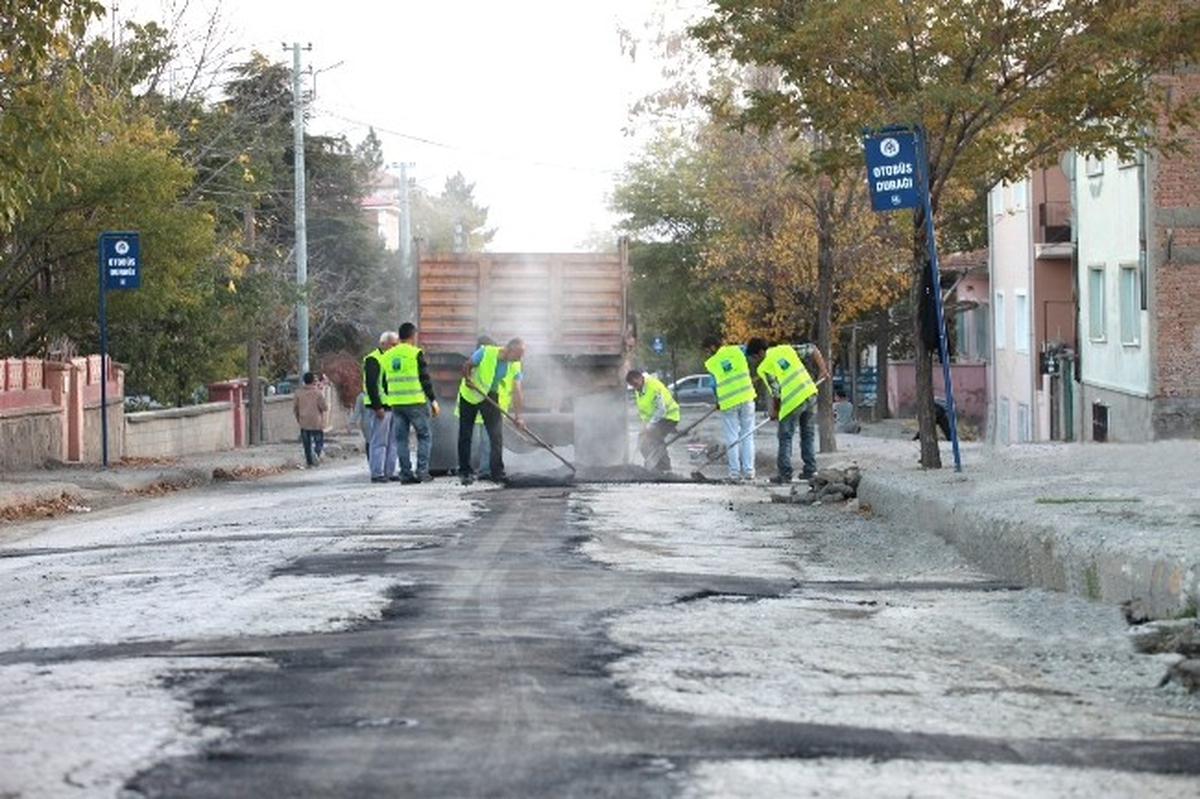 Atatürk Mahallesi\'nde Yol Tamir Çalışmaları
