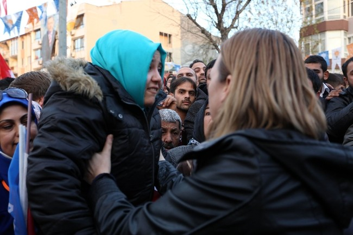 Başbakan Erdoğan\'ın Lüleburgaz Mitingi Öncesi Genç Bir Bayan Fenalaştı