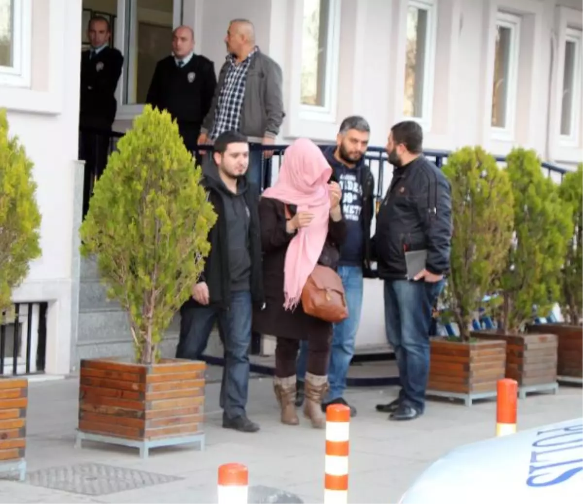 Biri Perdeleme Yaptı Diğeri Yaşlı Kadının Çantasından Cüzdanı Aldı