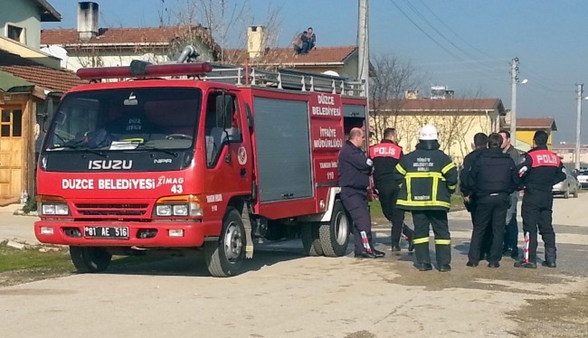 Çatıya Çıkan Şahsı Arkadaşları İkna Etti
