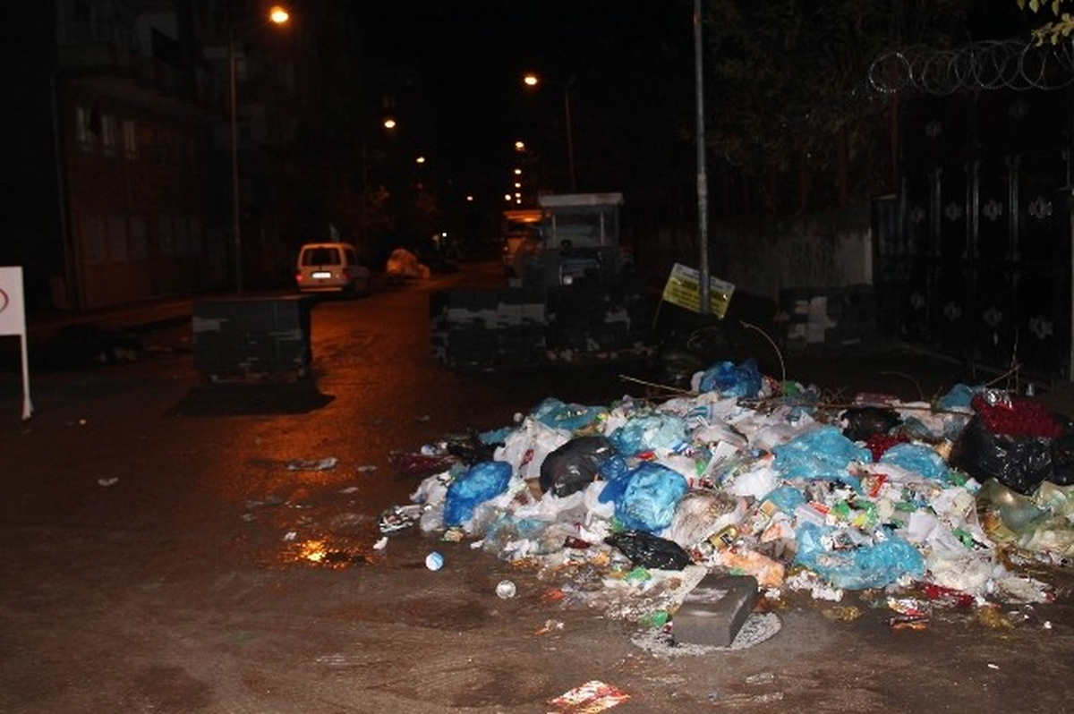 Diyarbakır\'da Biriken Çöplere Vatandaşlar Tepki Gösterdi