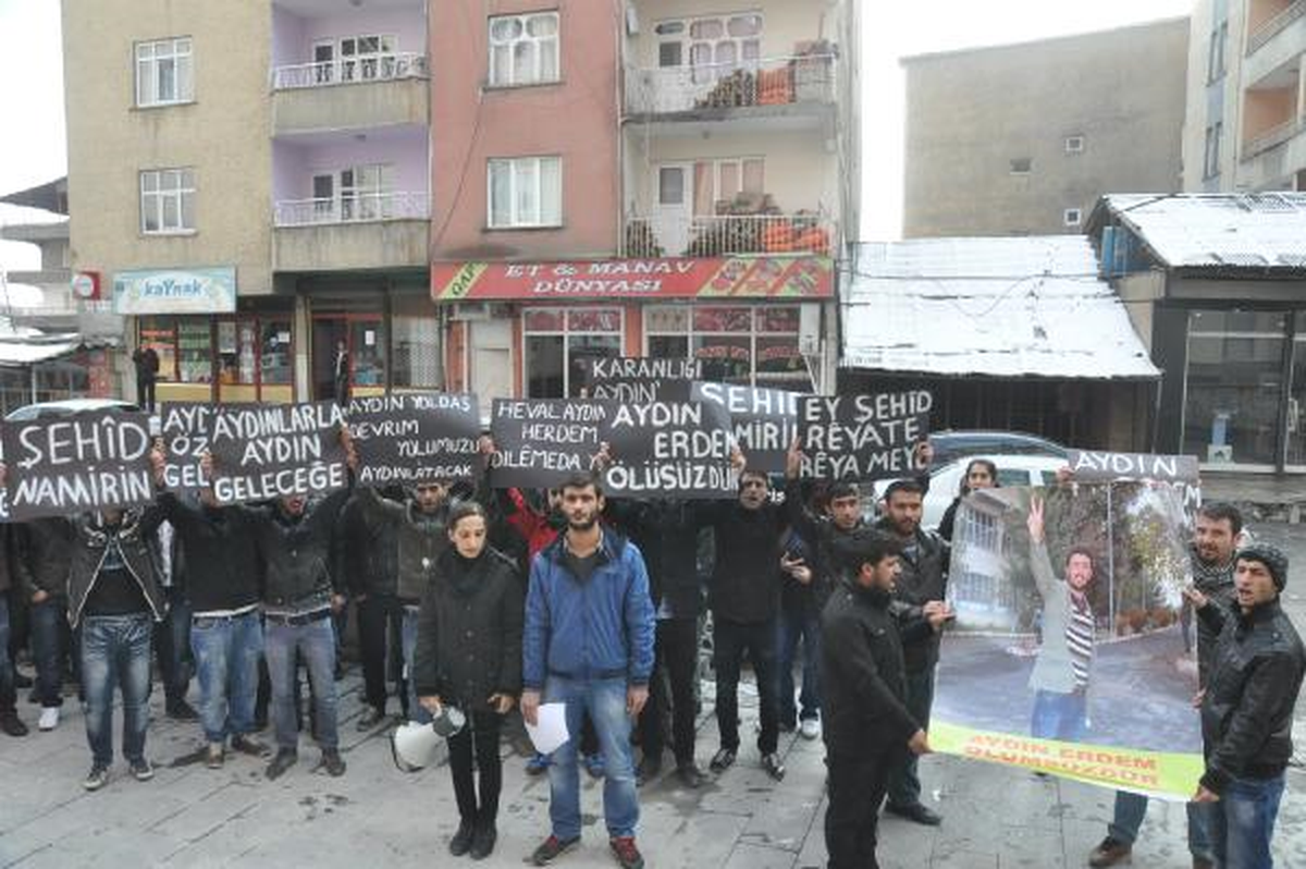 Diyarbakır\'da Ölen Aydın Erdem İçin Hakkari\'de Eylem