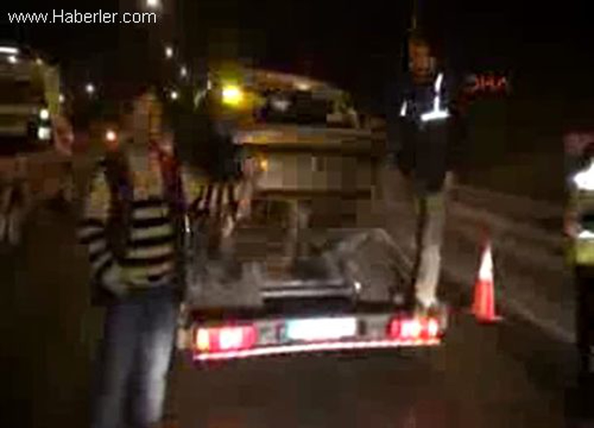 İki Otomobil Otomobil Çarpıştı 1 Ölü, 3 Yaralı