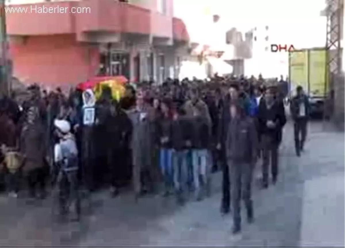 İranlı Kadın PKK\'lıyı Kadınlar Defnetti