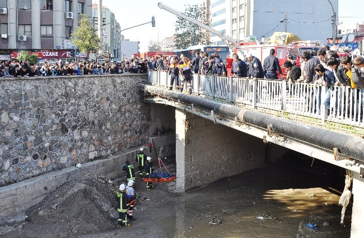 İzmir\'de Dere Yatağında Bulunan Ceset Vinçle Çıkarıldı