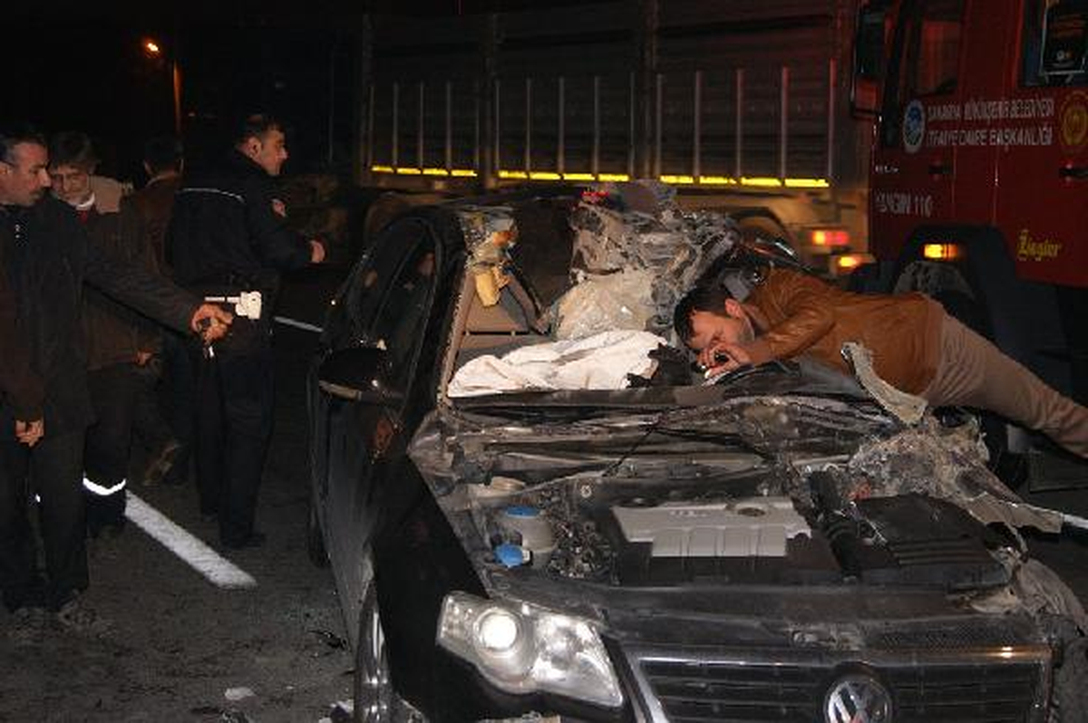 Sakarya\'da Kamyona Çarpan Otomobilin Sürücüsü Öldü