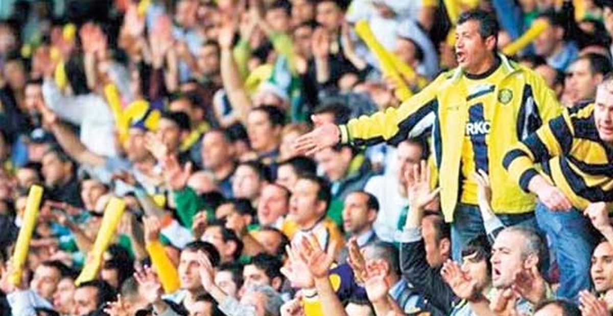 Ankaragücü Taraftarı, PAOK Maçında Kendi Arasında Kavga Etti