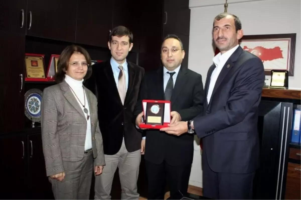 Manyas Myo\'dan Başkan Kahraman\'a Plaket