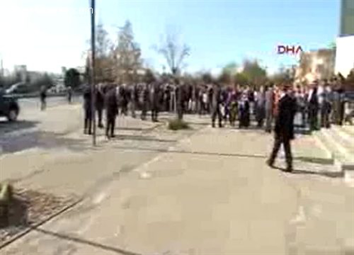 Müzeyi Gezdi, Cuma Namazı Kıldı