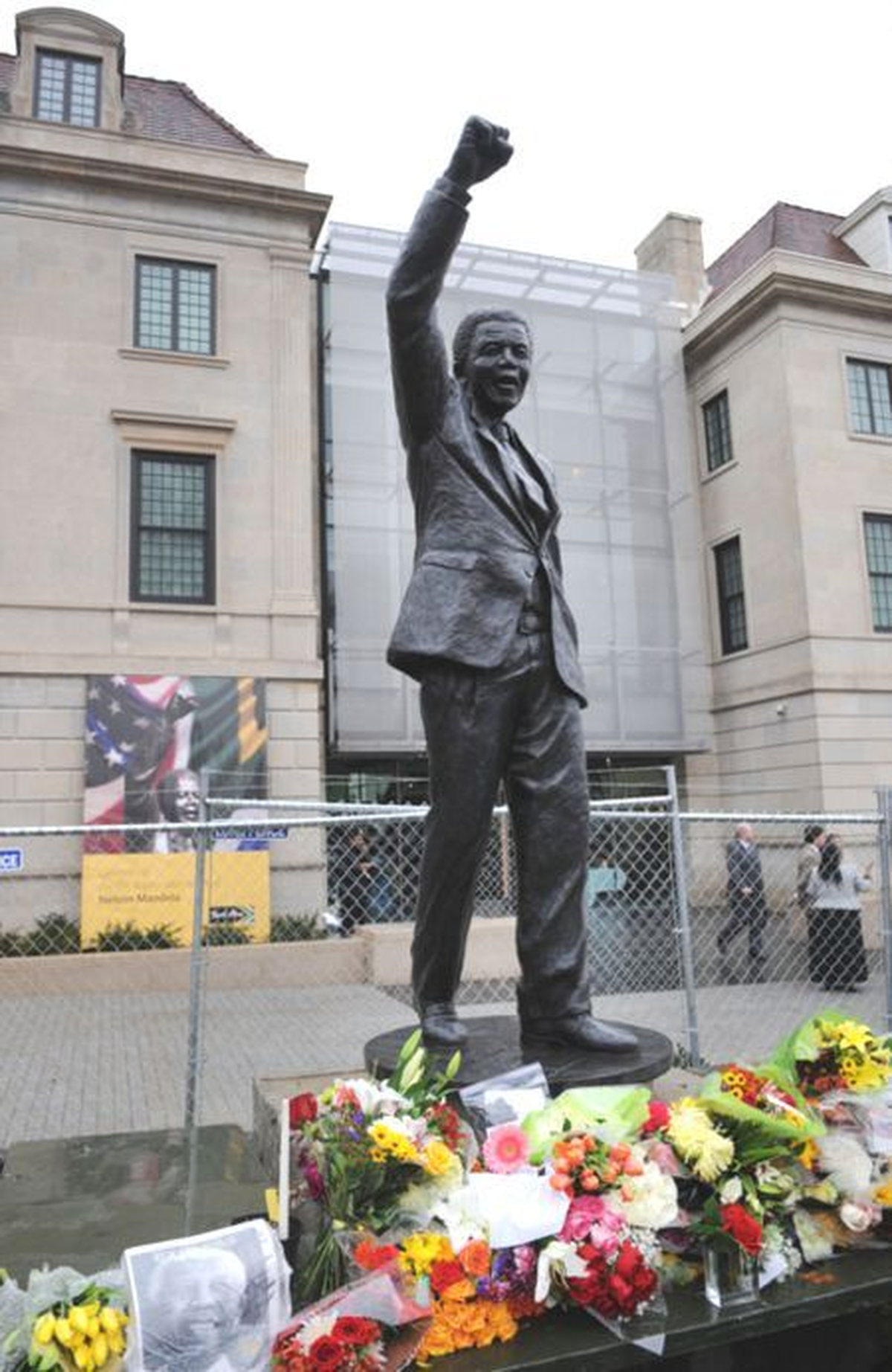 Amerikalılar Nelson Mandela\'nın Heykeline Çiçek Bırakıyor
