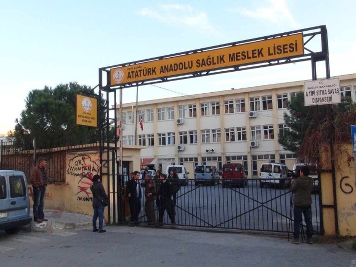 Okulda Bıçaklı Dehşet: 2 Yaralı