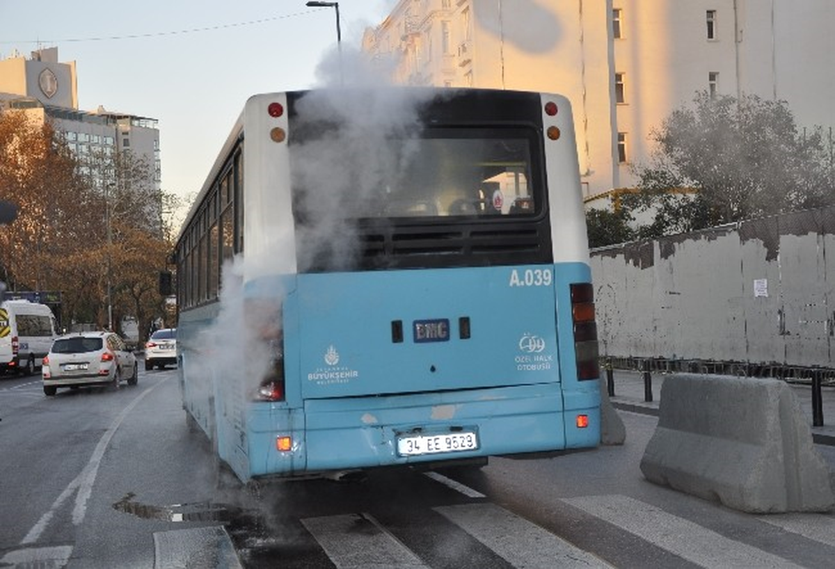 Halk Otobüsünden Çıkan Duman Paniğe Neden Oldu