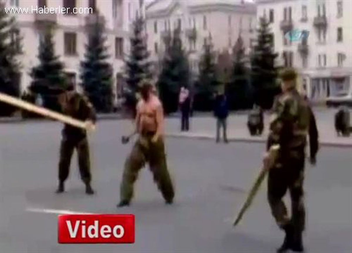 Rus Askerinin İlginç Güç Gösterisi