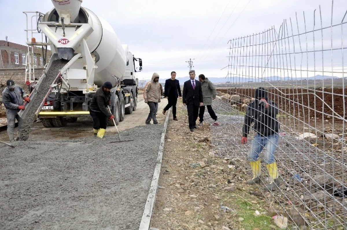 Siverek Kaymakamı Yapımı Devam Köy Yollarında İnceleme Yaptı