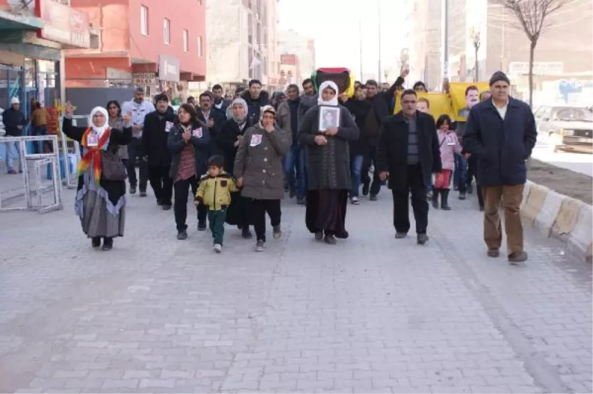 Suriyeli Kadın PKK\'lıyı Kadınlar Defnetti