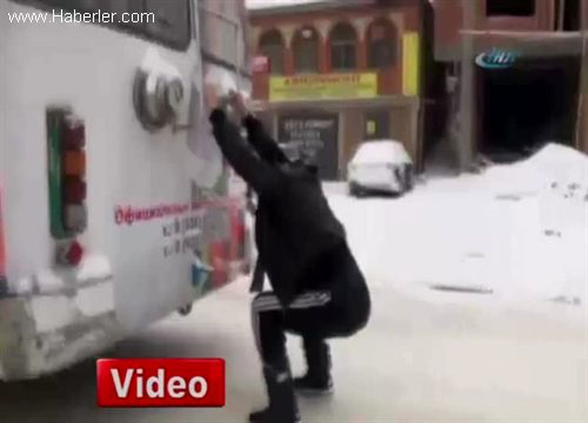 Trafikte Kayarak Seyahat Ediyor