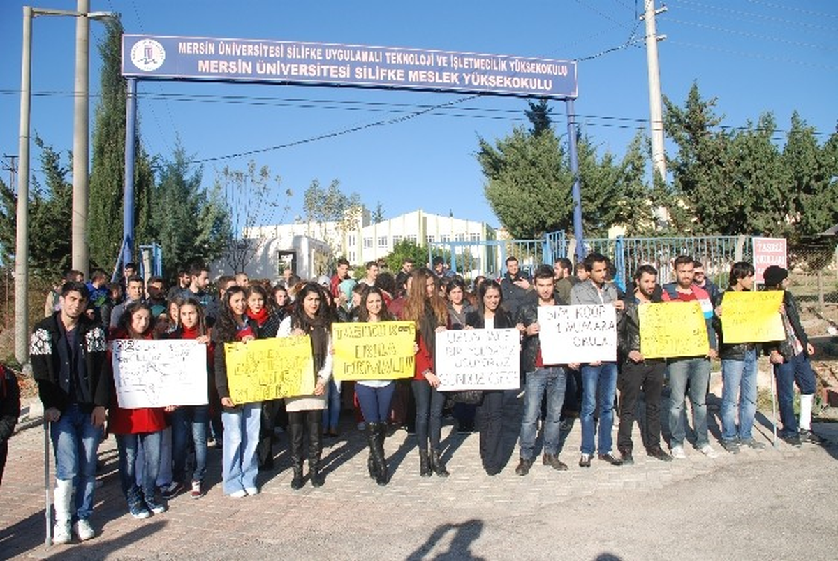 Üniversiteli Öğrencilerin Dolmuş Eylemi