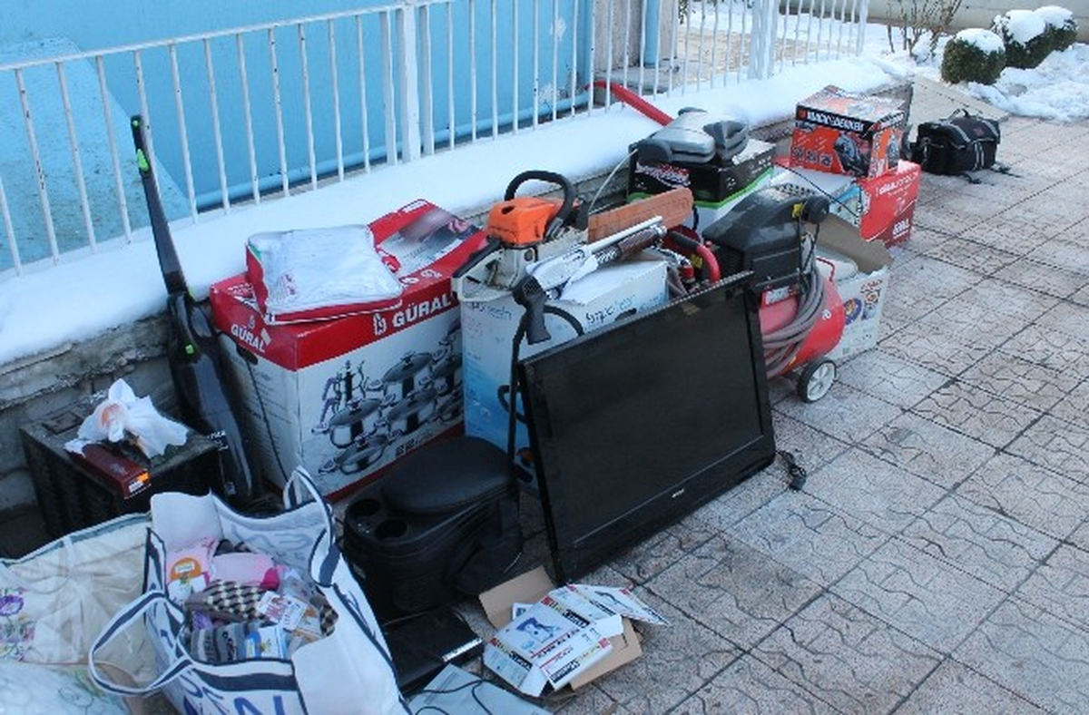 58 Yaşındaki Şüpheli, Çalıntı Malları Pazarda Satıyor