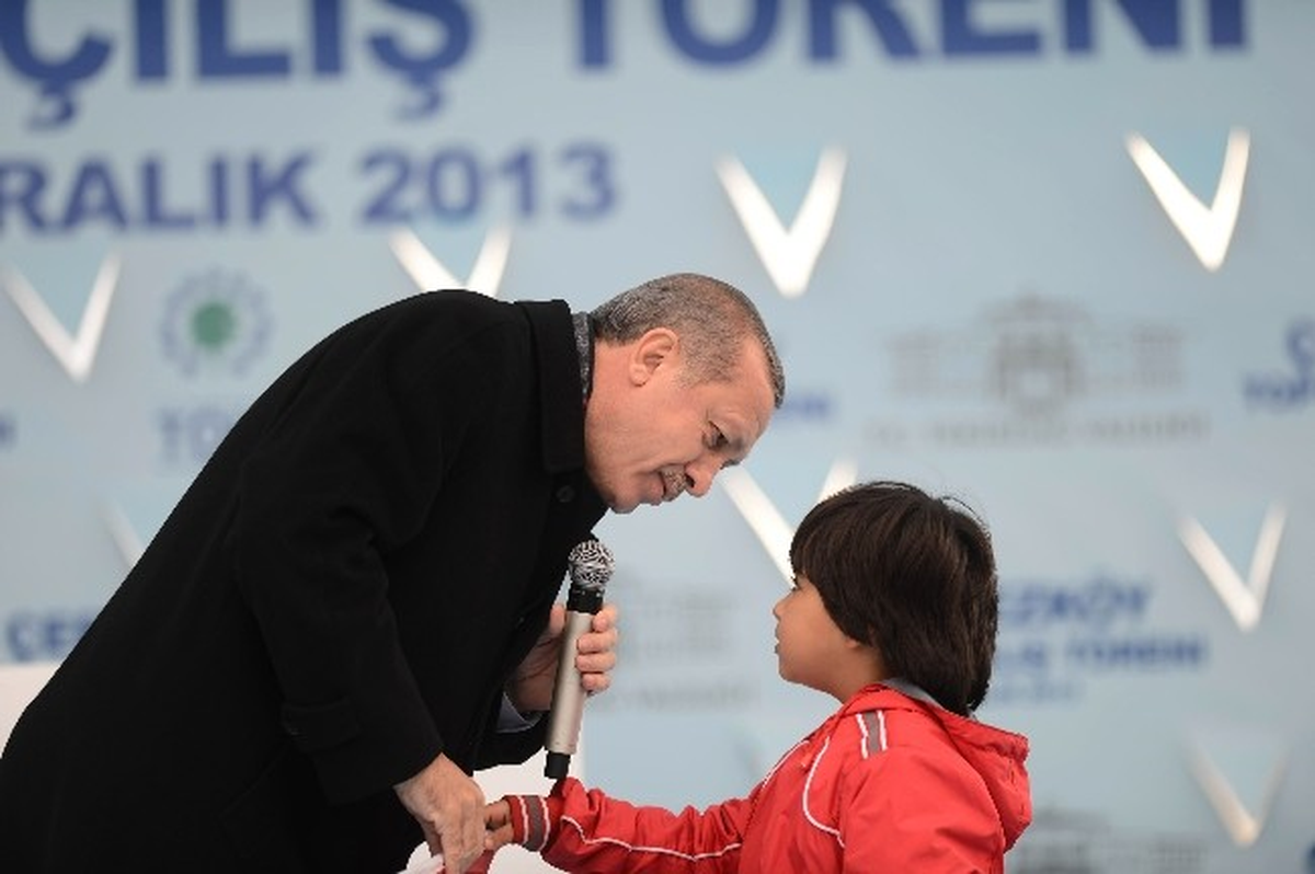 Çerkezköy Mitinginde Bir Çocuk Başbakana Türk Bayrağı Verdi