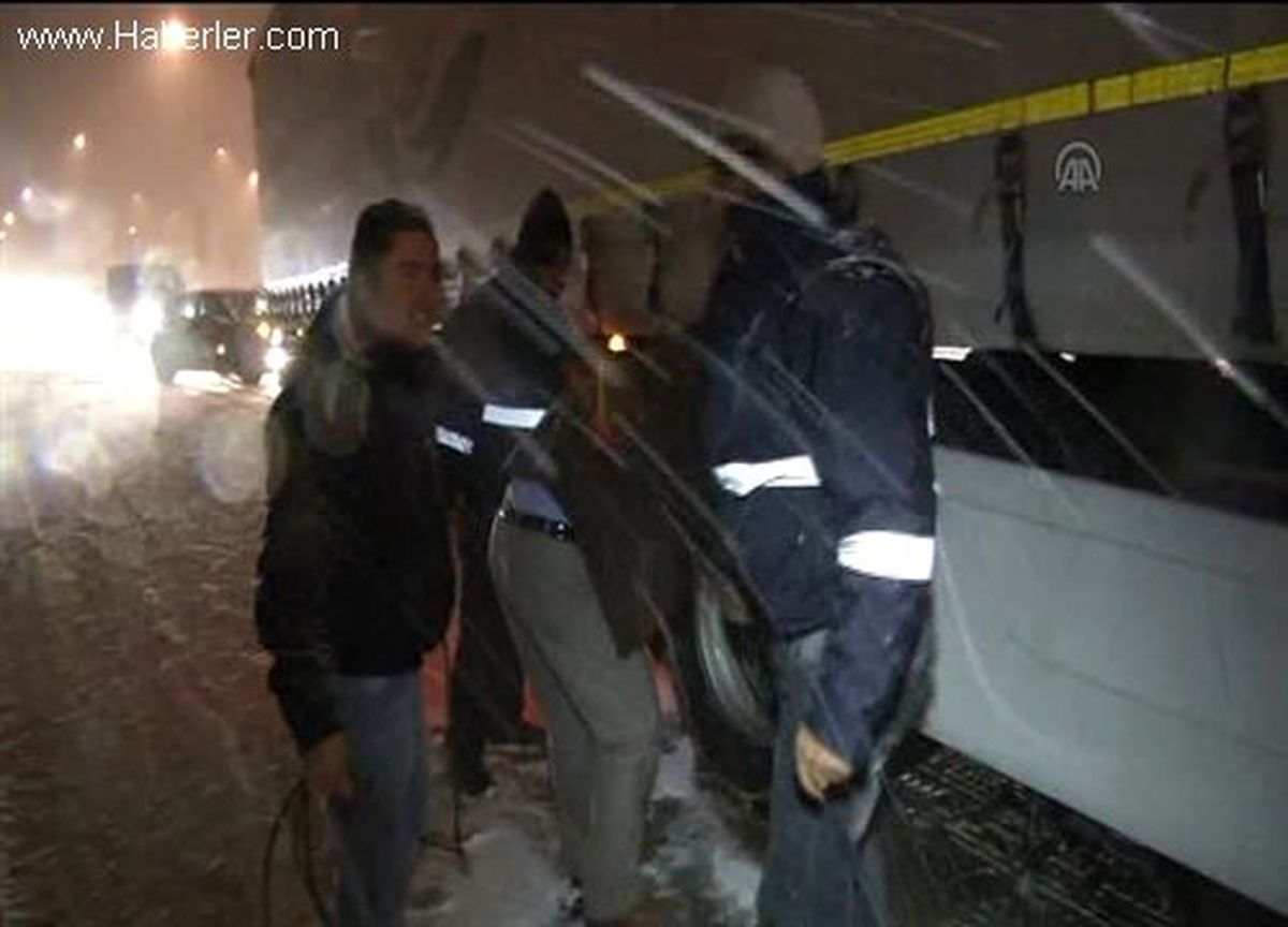 Başkent\'te Yağmur Yerini Kara Bıraktı