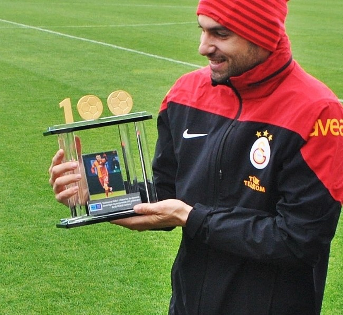 Burak Yılmaz\'a 100. Gol Plaketi Verildi