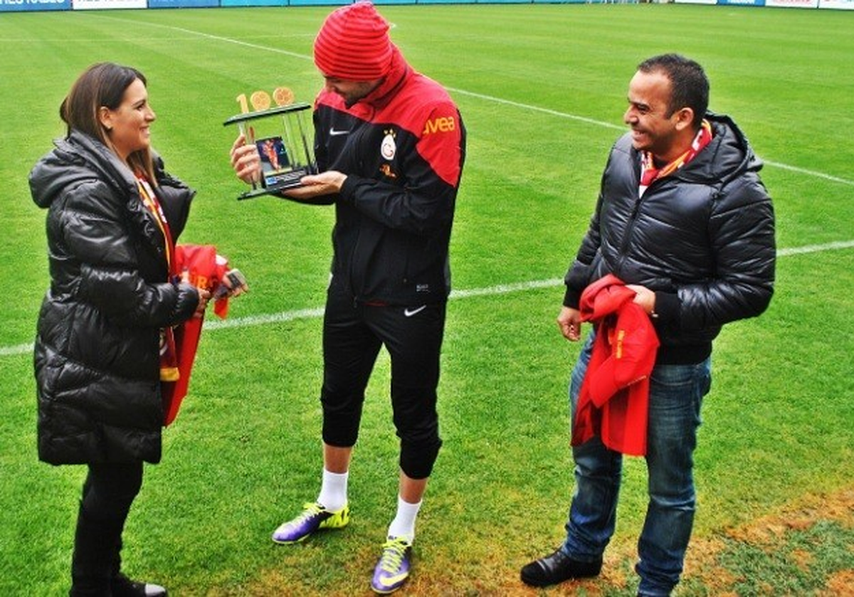 GS\'li Burak Yılmaz\'a 100. Gol Plaketi Verildi