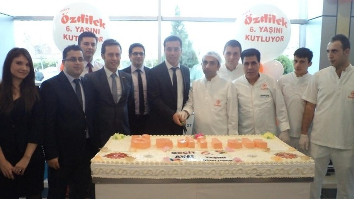 Geçit Özdilek, 6 Yaşını 150 Kiloluk Dev Pastayla Kutladı