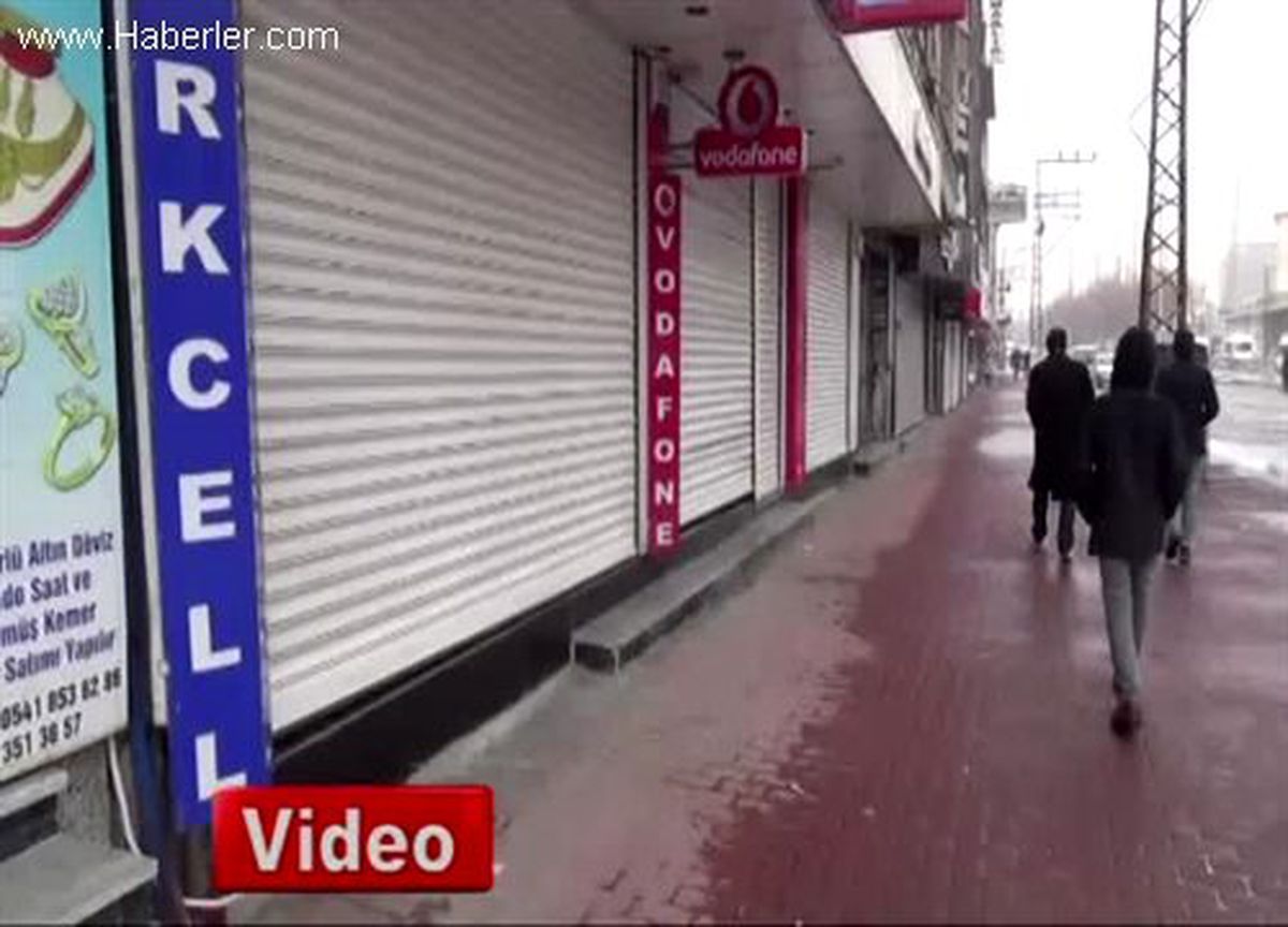 Hakkari\'de Kepenkler Açılmadı