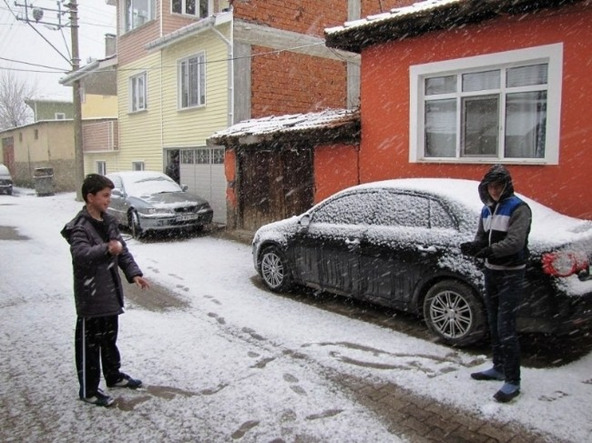 Hisarcık\'a Yılın İlk Karı Yağdı
