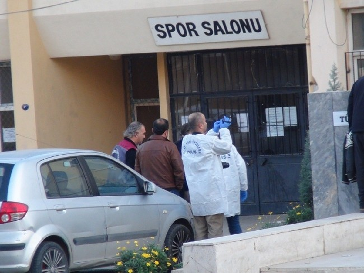 İzmir\'de İki Okulda Yaşanan Bıçakla Yaralama Olayı Soruşturması Sürüyor