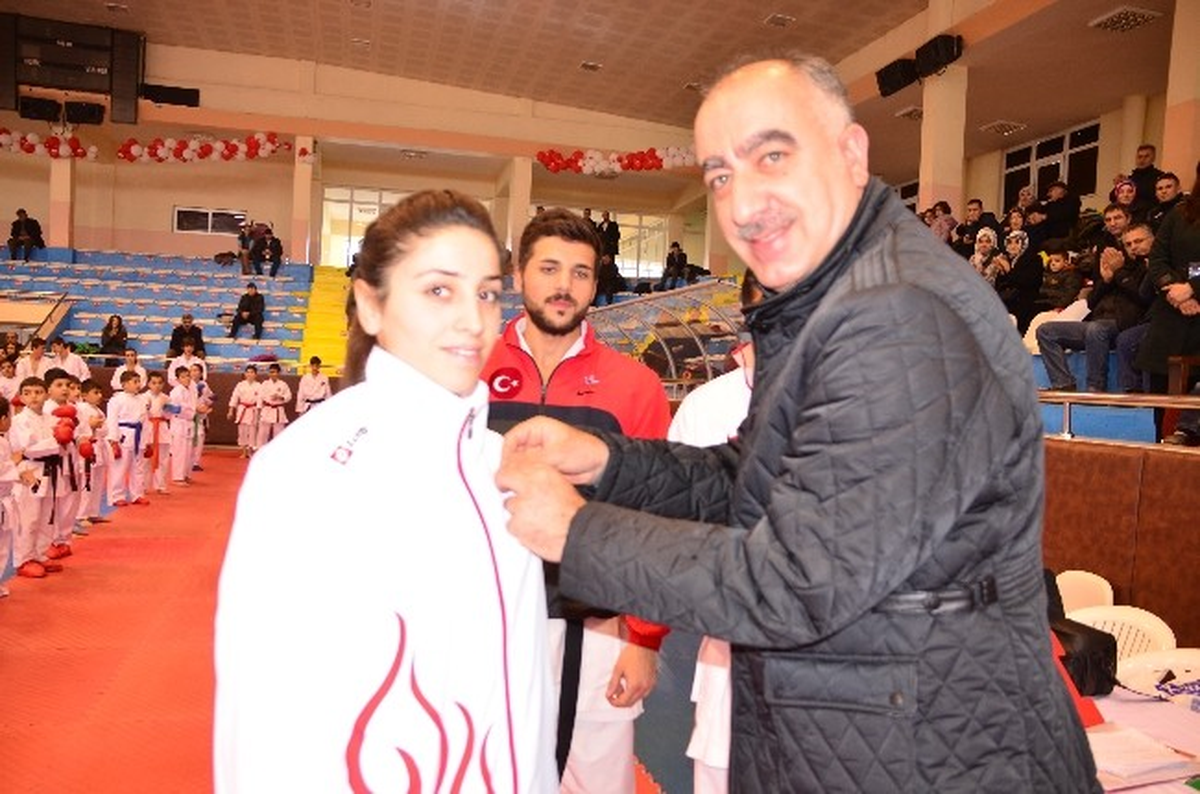 Karate İl Birinciliği Maçları Erzurum\'da Nefesleri Kesti