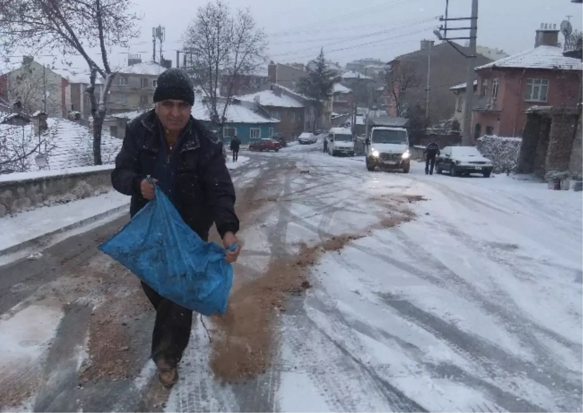 Kütahya\'da Mevsimin İlk Karı Çileye Dönüştü