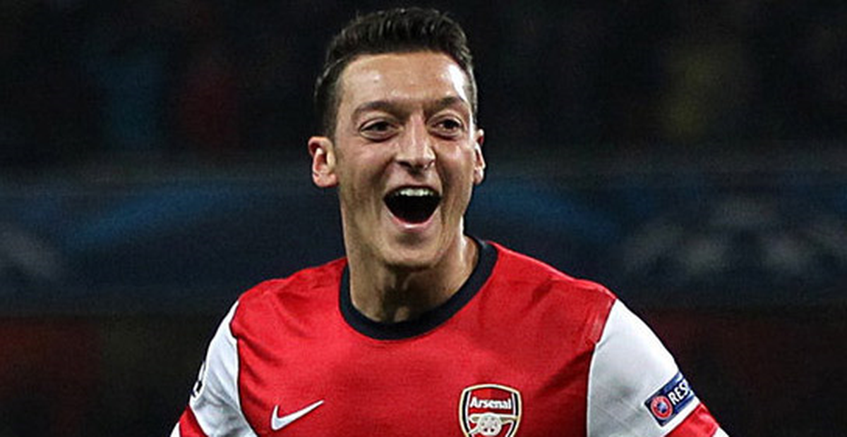 Mesut Özil: Sahada da Soyunma Odasında da Dua Ediyorum